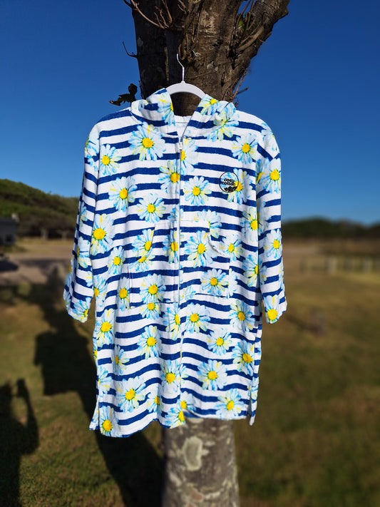 Kids towel jacket with zip front and deep pockets – perfect for pool or beach