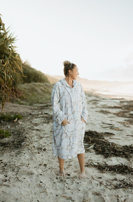 Comfy adult beach towel jacket with pockets – 100% cotton.